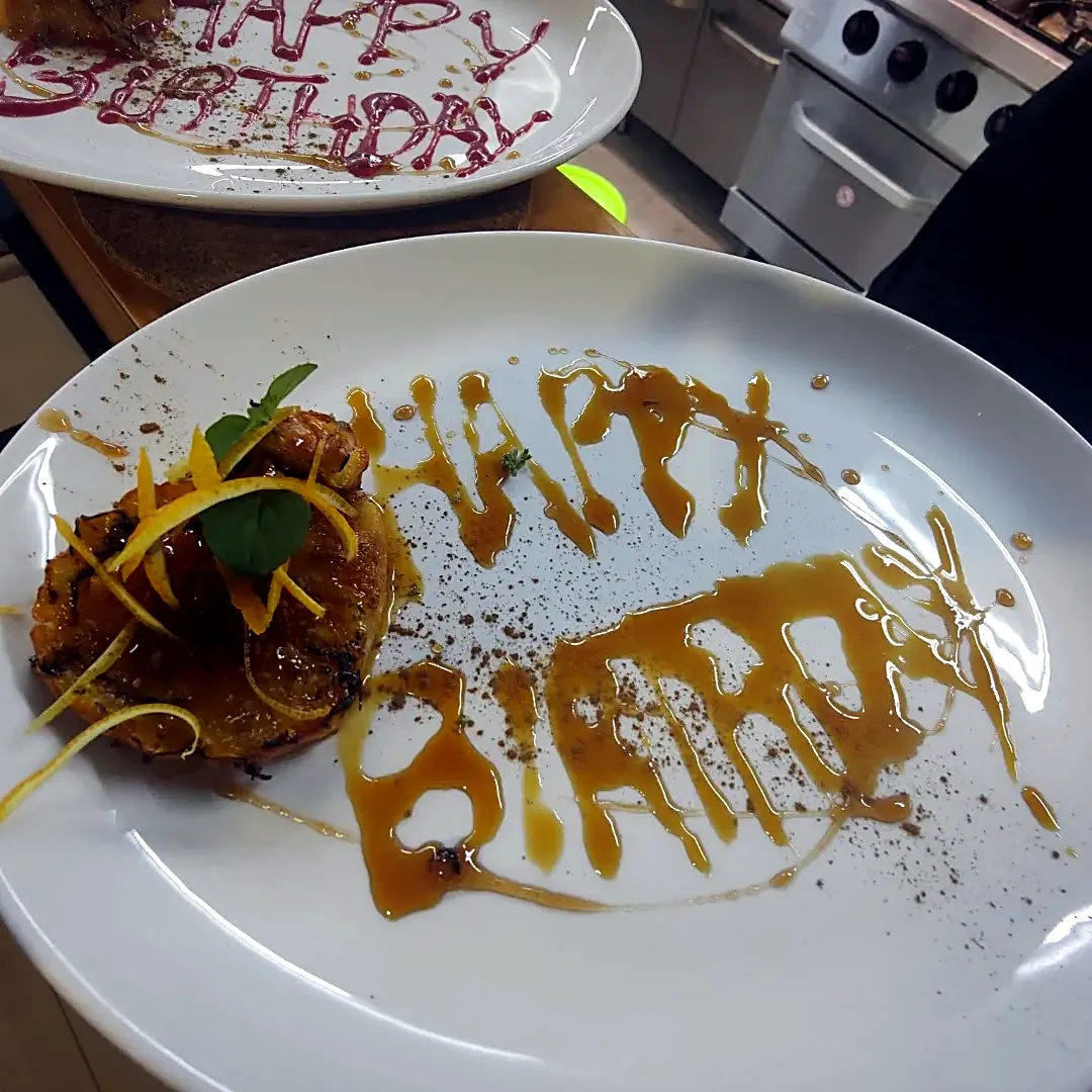 Sobremesa de aniversário decorada com Happy Birthday no prato, em ocasião especial