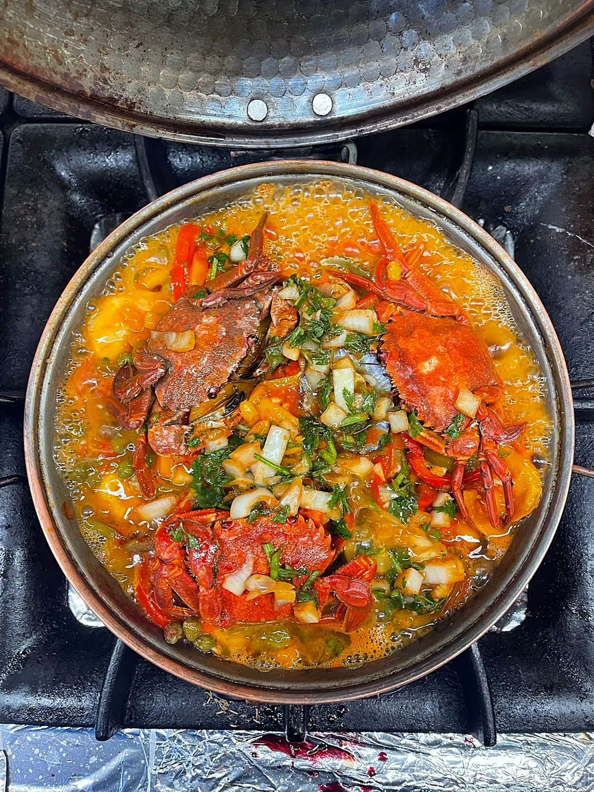 Cataplana de marisco com caranguejo, servida no restaurante