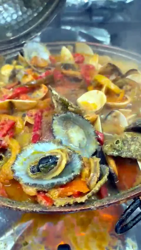 Cataplana com lapas e amêijoas
