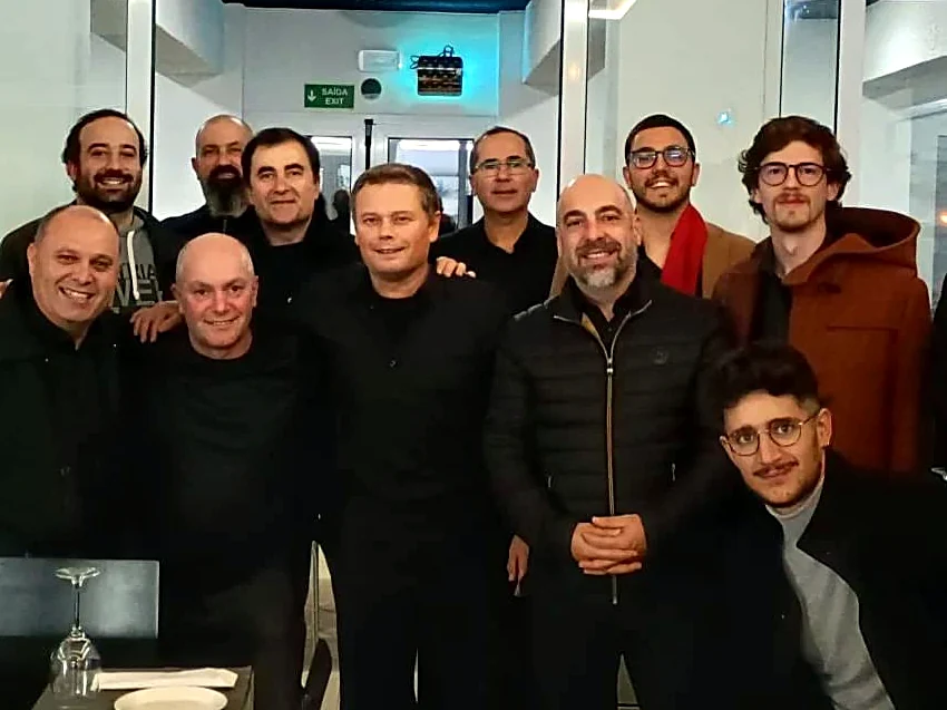 Grupo de amigos reunido à mesa no Restaurante III Arcos