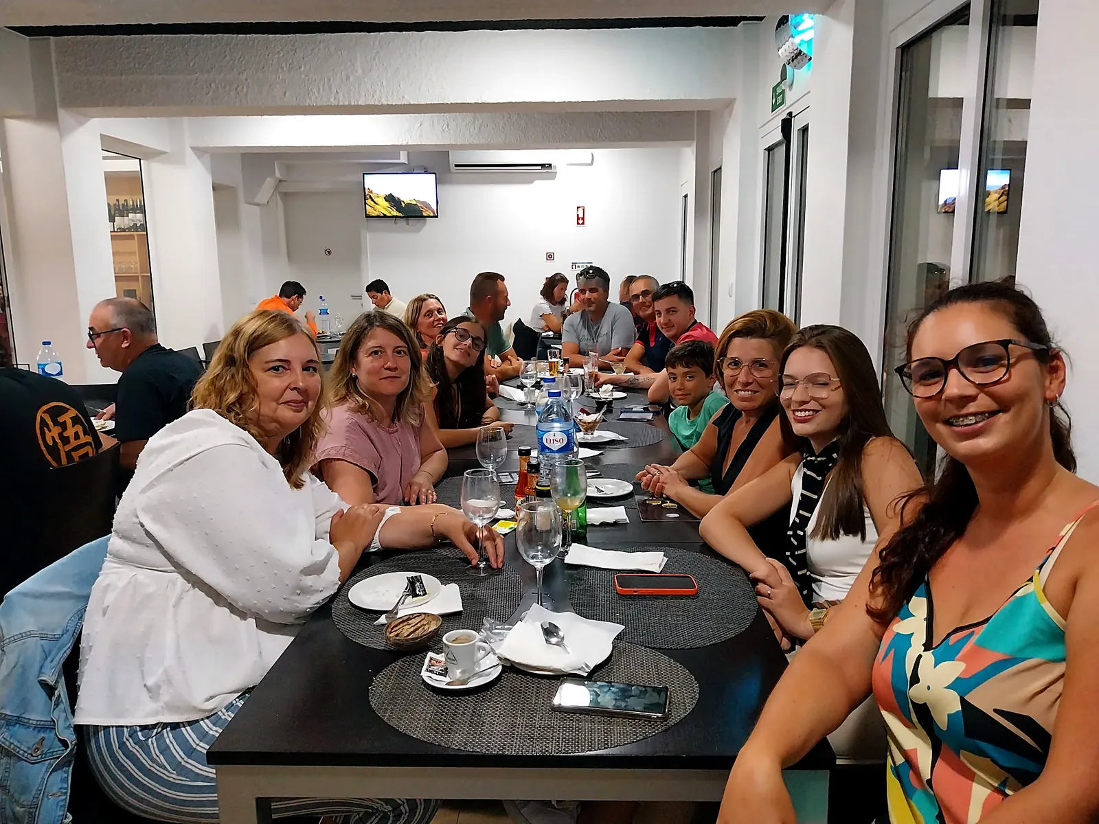 Grupo de amigos à mesa no restaurante