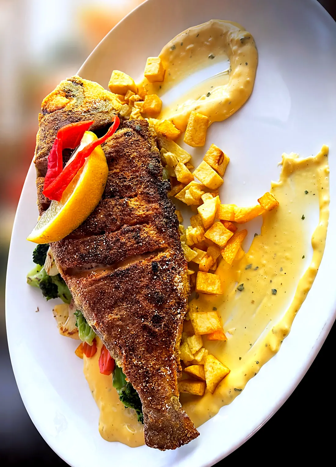 Peixe frito com batata e limão