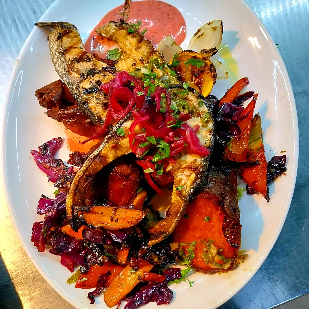 Peixe grelhado servido com legumes