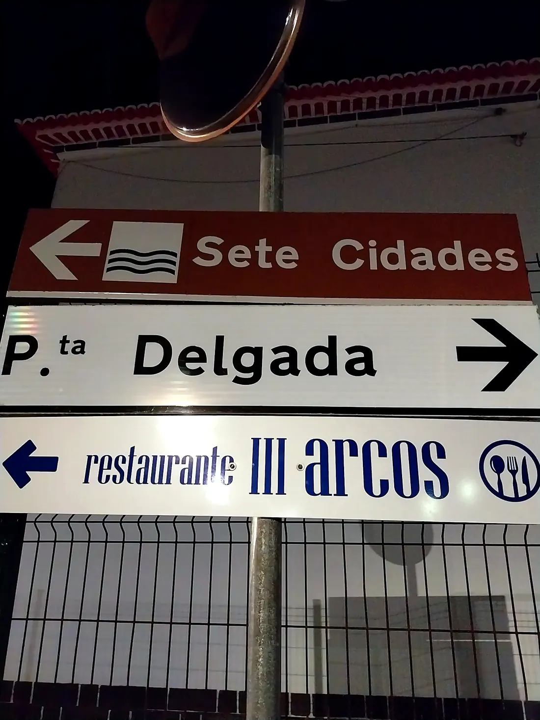 Placa na estrada a indicar Sete Cidades, Ponta Delgada e o Restaurante III Arcos