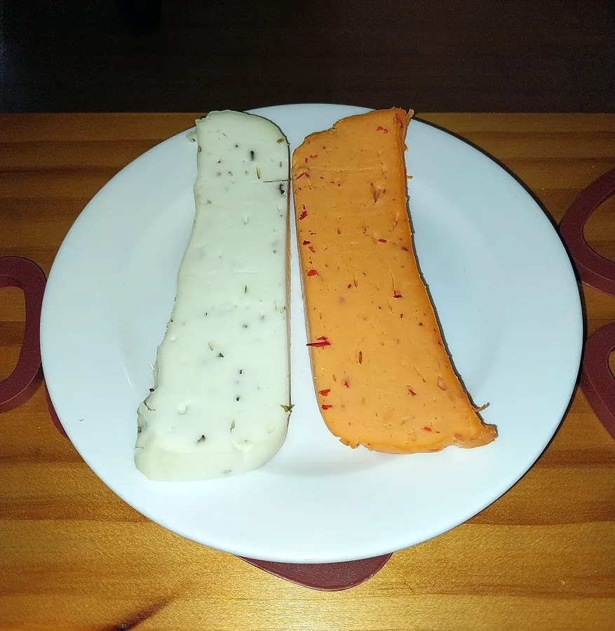Queijo fresco e queijo curado dos Açores no prato